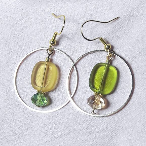 artisan earrings 525#mfs Harlequin hoops green amber crystal dangle earrings on - Picture 1 of 5